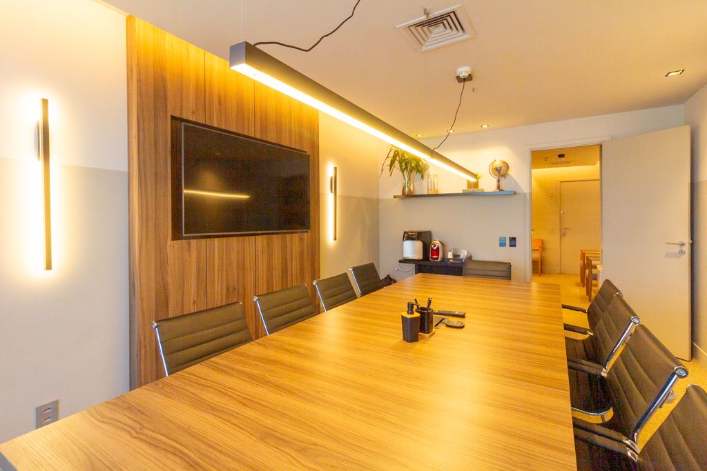 Sala de reunião com TV da Ágil Seguros